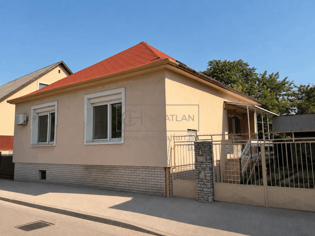 Eladó családi ház Székesfehérváron, a Nefelejcs utcában – pince, garázs és beépíthető tetőtér!